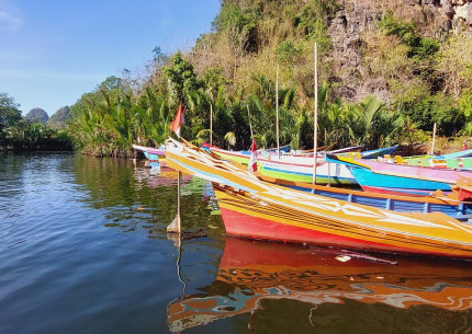 5 Days 4 Nights: Tana Toraja Culture and Nature include Rammang - Rammang Boat Adventure