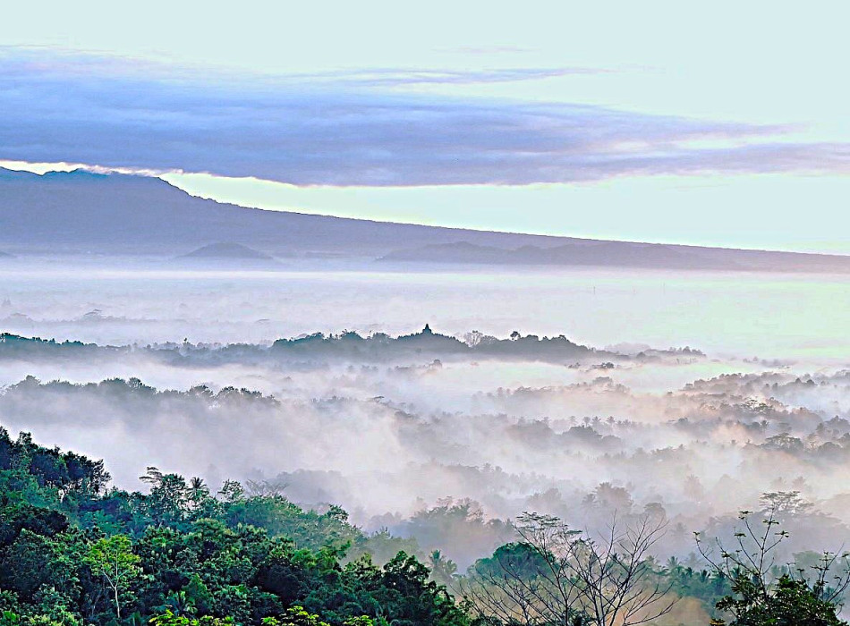 Sunrise Gazing Punthuk Setumbu, Climb up to Borobudur Temple with Dieng Plateau