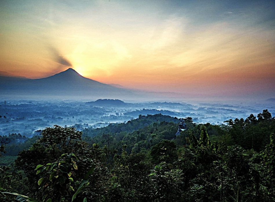 Sunrise Gazing Punthuk Setumbu, Climb up to Borobudur Temple with Dieng Plateau