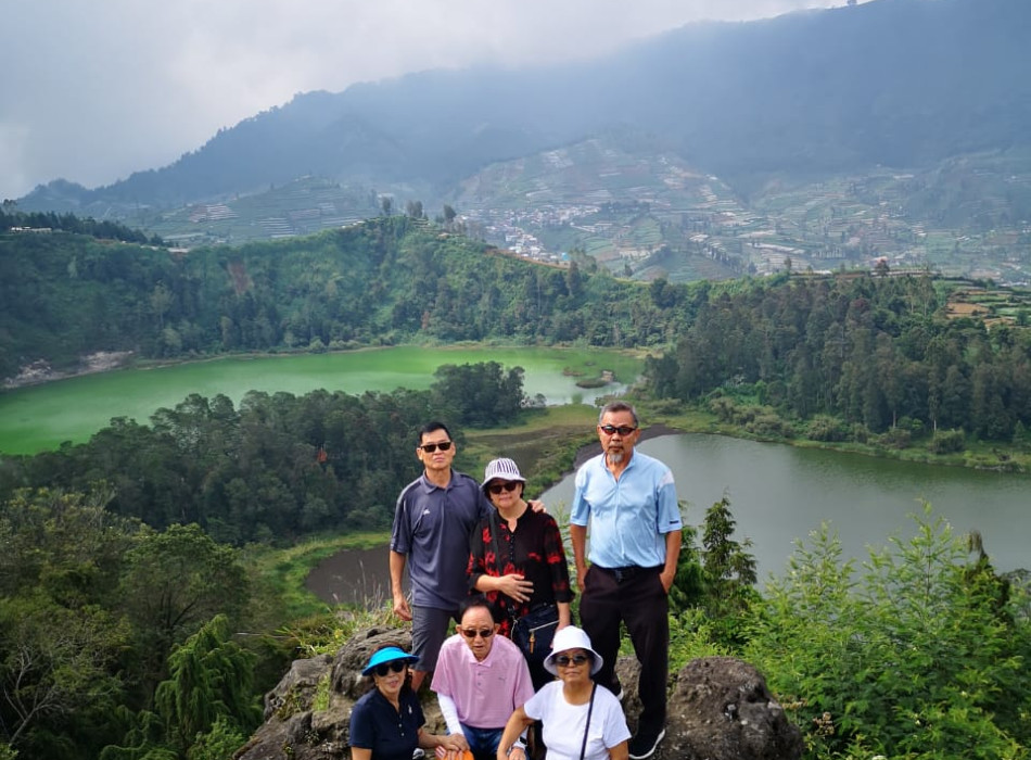 Sunrise Gazing Punthuk Setumbu, Climb up to Borobudur Temple with Dieng Plateau