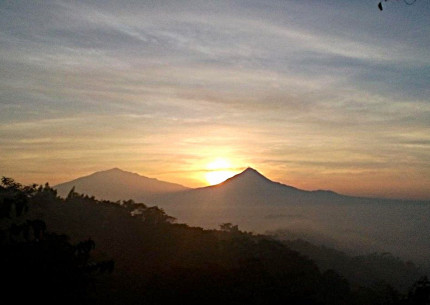 Sunrise Gazing Punthuk Setumbu Hill & Borobudur go up to the Temple