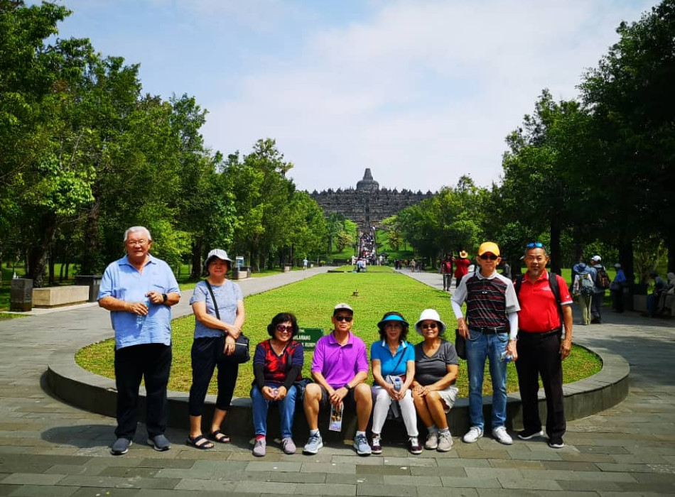 Sunrise Gazing Punthuk Setumbu Hill & Borobudur go up to the Temple