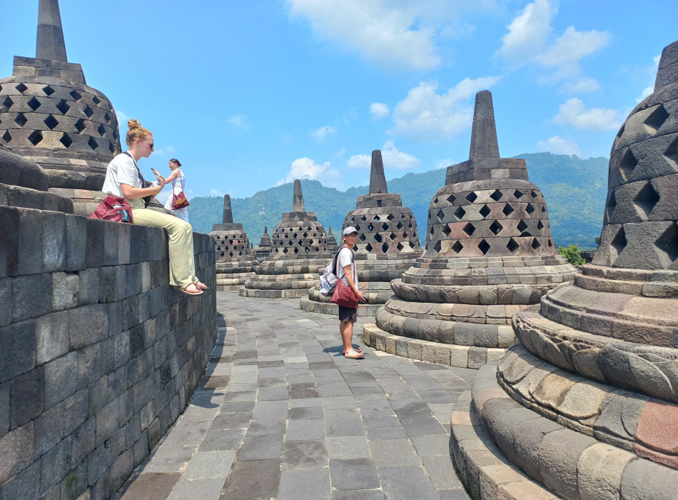 Sunrise Gazing Punthuk Setumbu Hill & Borobudur go up to the Temple