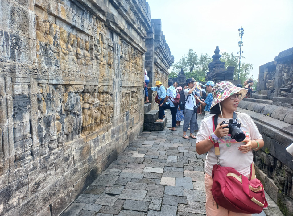 Sunrise Gazing Punthuk Setumbu Hill & Borobudur go up to the Temple