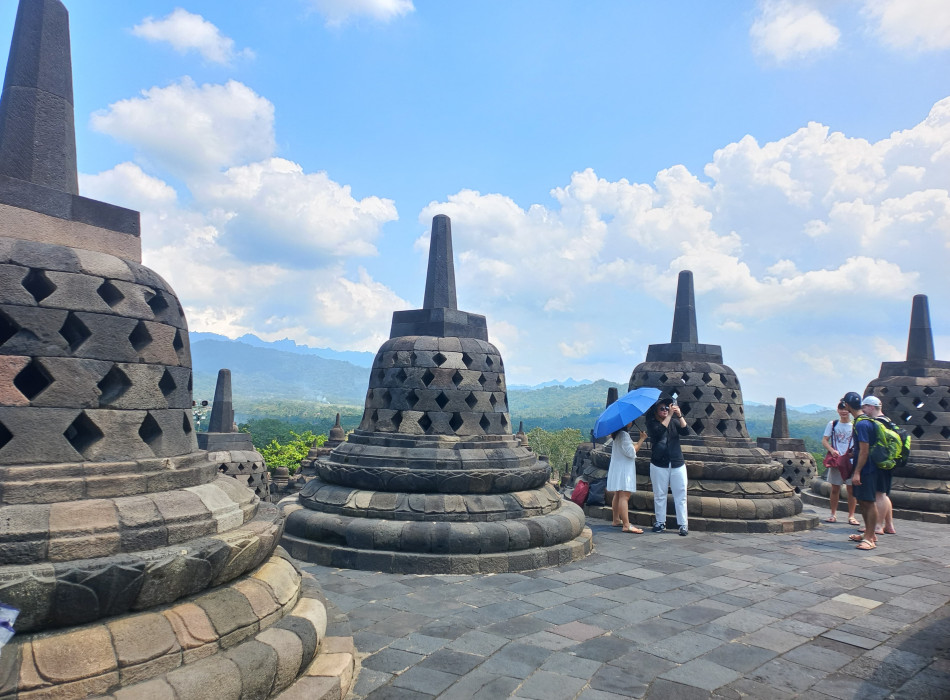 Sunrise Gazing Punthuk Setumbu Hill & Borobudur go up to the Temple