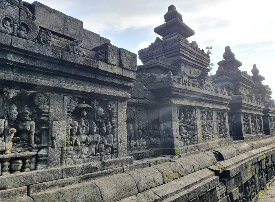 Sunrise Gazing Punthuk Setumbu Hill & Borobudur go up to the Temple