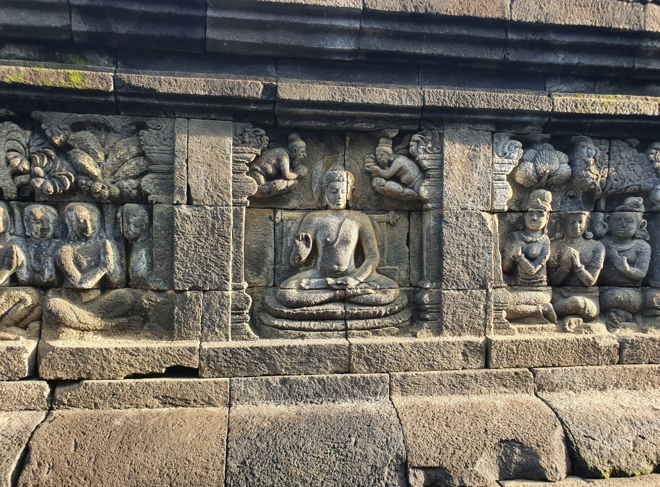 Sunrise Gazing Punthuk Setumbu Hill & Borobudur go up to the Temple